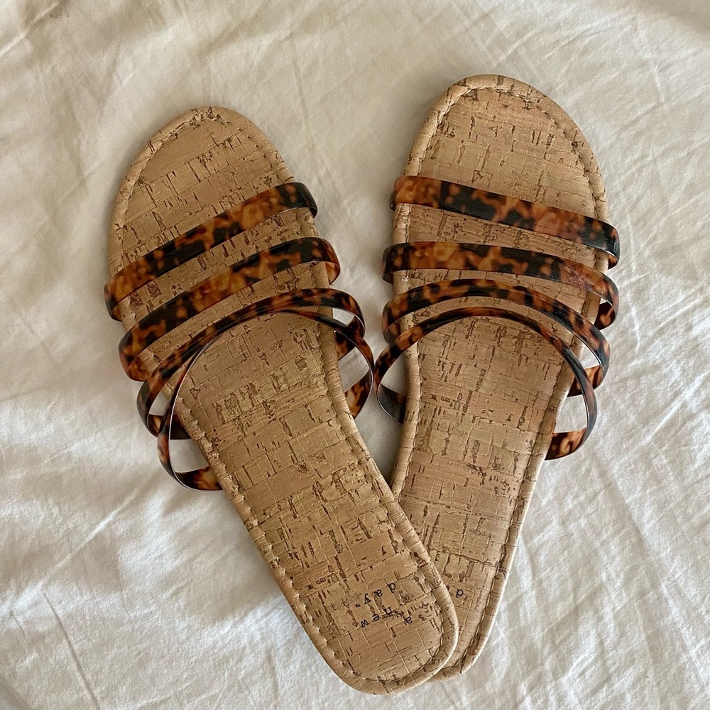 TORTOISE SHELL STRAPPY SLIDES